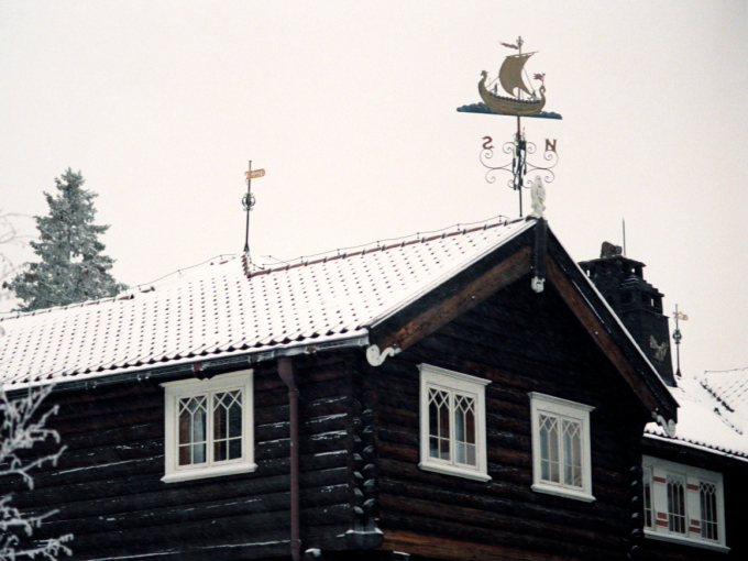 Værhanen på taket er formet som et vikingskip. Foto: Jon Eeg, Scanpix